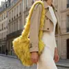 Bolso de Peluche con Forma de Corazón Transfronterizo Otoño e Invierno para Mujer, Estilo Punk de Chica Popular Milenial, Bolso Cruzado de Hombro de Gran Capacidad, Bolso de Peluche