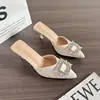Sandalias de tacón de aguja con punta para mujer 2026 nuevo estilo de verano comercio exterior europeo y americano talla grande hebilla cuadrada pedrería puntera cerrada mules sin cordones