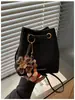 Bolsa de mão transfronteiriça de comércio exterior da moda para mulheres, nova bolsa de balde retrô de tecido escovado para o dia a dia, bolsa de ombro e transversal estilosa