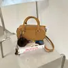 Bolsa de mão vintage transfronteiriça estilo francês, coleção outono 2026 feminina, uma bolsa de ombro nicho e moderna com design versátil e visual sofisticado