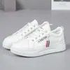 Zapatos Blancos de Suela Gruesa para Mujer 2025 Primavera Nuevos Zapatos de Panel de Cuero para Estudiantes para Mujer Versátiles Populares Deportivos Casuales para Mujer