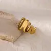 Moda europea y americana estilo ins anillo simple de acero de titanio chapado en oro de 18 quilates anillo irregular geométrico de acero inoxidable sensación de línea