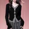 Camiseta Base de Manga Larga con Cuello en V para Mujer Otoño e Invierno 2026 Nuevo Ajuste Delgado Diseño Versátil Top Corto Falso de Dos Piezas para Mujer