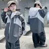 Chaqueta con capucha de bloques de color para niño, nuevo modelo primavera y otoño 2026, chaqueta cortavientos de corte holgado para niños mayores, moderna y versátil para otoño e invierno
