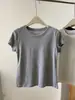 Novo Estilo de Verão~ Camiseta Lisa de Manga Curta Elegante e Slim~ Top de Camiseta Fina de Algodão com Bordado de Letra nas Costas para Mulheres