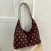 Colección de otoño 2026 transfronteriza: bolso de hombro de lunares casual de nicho, bolso tote moderno y versátil, bolso retro para debajo del brazo