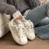 Zapatillas casuales de retazos blancos y plateados con adornos de estrellas, diseño de cordones, suela plana, versátiles, cómodas, suela suave, ligeras y estilo minimalista, al por mayor