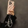 Alça de Celular de Morango Fashion e Fresca com Laço e Cristais Contas Pulso Curto Corrente de Mão