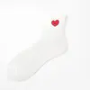 Meias Brancas Fofas de Outono e Inverno Algodão Estilo Acadêmico Respiráveis Absorventes de Suor Meias Femininas JK de Cano Médio Bordado de Coração Meias Pós-Parto Atacado