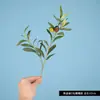 Ramos de oliveira artificiais com frutos, usados para paisagismo e decoração; folhas de oliveira artificiais para pendurar na parede; folhagem e folhas artificiais; flores artificiais