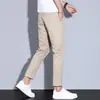 Pantalones Casuales Caqui Marca de Moda para Hombre Rectos Ajustados de Nueve Puntos 2026 Verano Nuevos Pantalones Deportivos Versátiles para Hombre