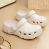 Pantuflas de Mujer Verano Nuevas Hogar Interior Suela Gruesa Antideslizantes Se Pueden Usar Afuera Versátiles Lindas Agujeros Corazón de Niña Zapatos