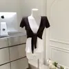 Top de punto corto marrón con cuello en V y lazada para mujer, Bm Manga corta Estilo cruzado Hombros anchos Cubre-todo Prendas de abrigo