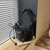 Bolso de nicho de lujo ligero para mujer, nuevo modelo 2026, bolso de hombro texturizado súper moderno, adecuado para el uso diario, bolso tipo cubo versátil vintage