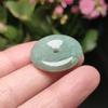 24-27 mm Pingente de fivela de jadeíta verde-óleo qualidade A Pingente de fivela de jade verde-óleo tipo gelo glutinoso Atacado