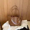 Bolso de mujer retro de gran capacidad 2026 otoño nuevo bolso de hombro tipo tote casual simple para el trabajo y los desplazamientos