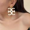 Pendientes Exagerados de Resina con Logo Grande de Diseño de Nicho Europeo y Americano Pendientes de Moda de Alto Temperamento para Mujer