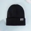 Chapéu de Tricô com Etiqueta de Couro da Moda para Comércio Exterior, Chapéu Versátil Casual para Uso Externo Quente e Frio para Homens e Mulheres, Chapéu de Lã Simples Personalizado Hip-Hop