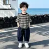 Traje de rayas de manga corta para niño Conjunto de verano Ropa moderna para niños 2026 Nuevo Conjunto de dos piezas fresco y elegante para niño de verano