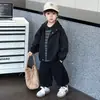 Conjunto de Outono para Meninos 2026 Novo Estilo Coreano Roupas Frescas para Meninos Pequenos Conjunto de Três Peças 3-5 Anos Roupas de Primavera e Outono para Crianças Pequenas e Médias