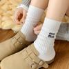 Calcetines nuevos de otoño e invierno para mujer, calcetines de tubo con bordado de viento mínimo, calcetines blancos, ropa exterior de moda, calcetines deportivos largos apilados de tubo