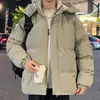 Chamarra de algodón con relleno de plumas para hombre, marca moderna estilo americano, modelo nuevo de invierno, color liso, cálida, con capucha, gruesa, corte holgado