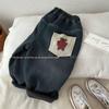 Calça jeans infantil forrada de lã 2024 nova outono e inverno bebê uma peça calças acolchoadas de veludo calças casuais coreanas para meninos