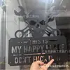 Transfronterizo Este Es Mi Lugar Feliz Letrero de Metal para Pared Placa de Happy World Skull