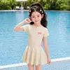 Novo Modelo 2026 Maiô Infantil para Meninas, Estilo Peça Única com Saia, Conservador, que Cobre a Barriga, Emagrecedor, para Crianças Maiores, Moda para Fontes Termais