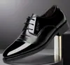 Sapatos de Couro Masculino Transfronteiriços 2024 Novos Jovens Bico Apontado Face Brilhante Sapatos Sociais de Negócios Cadarço Trabalho Sapatos Masculinos
