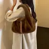 Bolso de felpa para mujer, nuevo bolso de moda de invierno 2026 súper popular para el trabajo y los desplazamientos, bolso peludo de un solo hombro cruzado