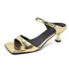 Sandálias com Padrão de Crocodilo Salto Agulha Sapatos Femininos Verão 2025 Bico Quadrado Abertos Chinelos Fivela Meio Chinelo de Uma Tira Europeu e Americano