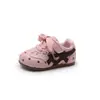 Zapatos para caminar para bebés niñas, nuevo estilo 2026, zapatos funcionales versátiles de suela blanda, antideslizantes, con lunares y correas de velcro, zapatillas deportivas