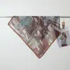 2026 Nuevo Bufanda Cuadrada Pequeña de Algodón Terciopelo Estampada por Ambos Lados para Primavera y Verano Bufanda de Cuello Versátil y Elegante para Mujer que Realza el Cutis