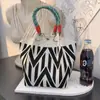251 Modelos de Bolsas Quadradas Pequenas Populares Transfronteiriças, Bolsas de Lanche de Tricô Portáteis de Grande Capacidade para o Trabalho, Deslocamento e Sacolas de Presente