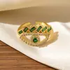 Anillo Vintage Europeo y Americano con Imitación de Esmeralda y Diamantes, Anillo Único de Nicho de Lujo Ligero con Diseño de Hebilla de Herradura en Forma de Corazón para Mujer