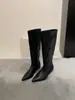 Botas de Cano Curto com Salto Gatinho Minimalistas Modernas Femininas 2026 Cano Largo Botas Afuniladas para Meio da Panturrilha Estilo de Rua Botas Cargo Tendência