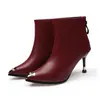 Botas Curtas Baita Moda Estilo Coreano com Biqueira de Ferro Strass Perfumado Novo Estilo Zíper Traseiro Salto Agulha para Mulheres