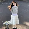 Elegante y dulce conjunto de dos piezas para niños mayores, con un top de diseño vanguardista de imitación de dos piezas combinado con una falda de encaje