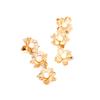 Moda europea y americana costuras multicapa juego de metal aretes de flor de perla viento frío largo aretes de flor tridimensionales mujeres