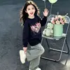 Sudadera casual de forro polar con cuello redondo para niñas, nuevo estilo otoño/invierno 2026, top tipo pullover de moda con estampado de corazón para niños mayores
