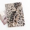 Bufanda con estampado de leopardo para mujer, nueva bufanda de invierno de estilo europeo y americano, para uso diario, resistente al frío, ligera, de lujo y cálida.