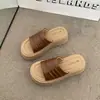 Nuevas Pantuflas de Suela Gruesa de una Sola Tira para Otoño 2026 Diseño de Tira Ancha Plisada Suela de Plataforma que Aumenta la Altura Antideslizante Cómodas Ligeras