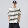 Camiseta polo masculina listrada de manga curta, verão, moderna, modelagem solta, estilo americano, nova peça masculina 2026