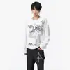 Nueva Camiseta de Manga Larga Estilo Oscuro High Street Tie-Dye Estampado de Cruz con Slogan Cuello Henley Tendencia Vintage Primavera y Otoño 2026