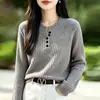 Suéter de cuello henley estilo perezoso para mujer, color café oscuro, acanalado, media botonadura, holgado, suave, pegajoso, jersey de punto, top cálido