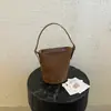 Bolso de retazos de gamuza exquisito y moderno de nicho para mujer, nuevo bolso cruzado versátil y bolso tipo cubo tote de moda 2026