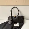 Bolsa de Ombro Feminina Estilo Retrô Francês de Luxo Leve Versátil Concha para Axila Nova para Outono Simples Versátil Nicho de Ombro Único de Mão