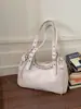 Bolsa de ombro vintage transfronteiriça da moda em couro envernizado para mulheres, decorada com rebites e argolas de metal, bolsa tote de ombro de grande capacidade