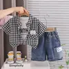 Conjunto de Verano para Niños 2026 Estilo Nuevo Camisa a Cuadros de Manga Corta para Niños Conjunto de Tres Piezas Ropa Moderna para Niños Bebés